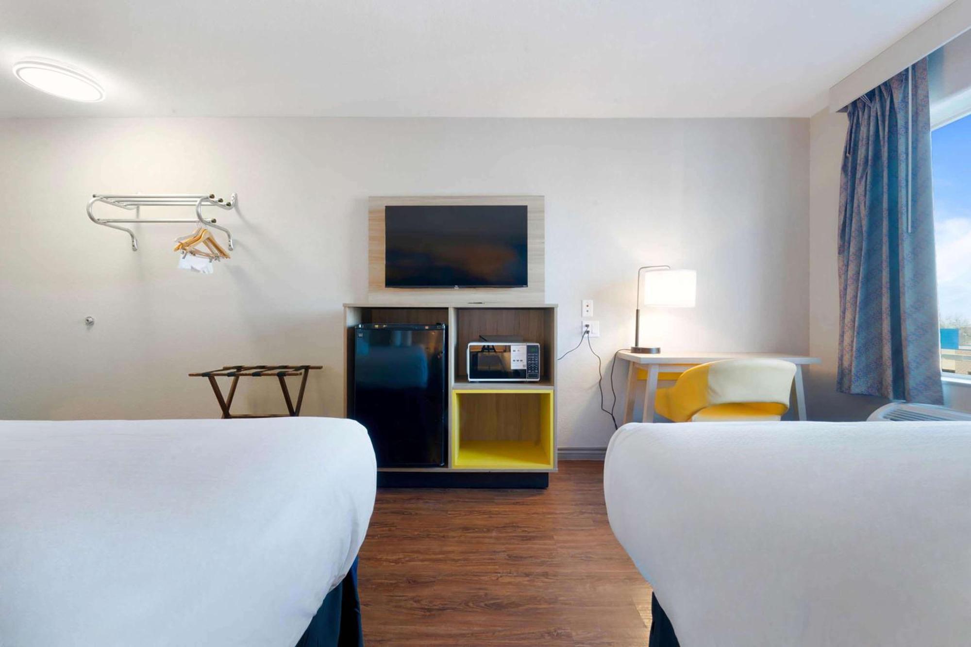 Days Inn By Wyndham ธอร์นตัน ภายนอก รูปภาพ